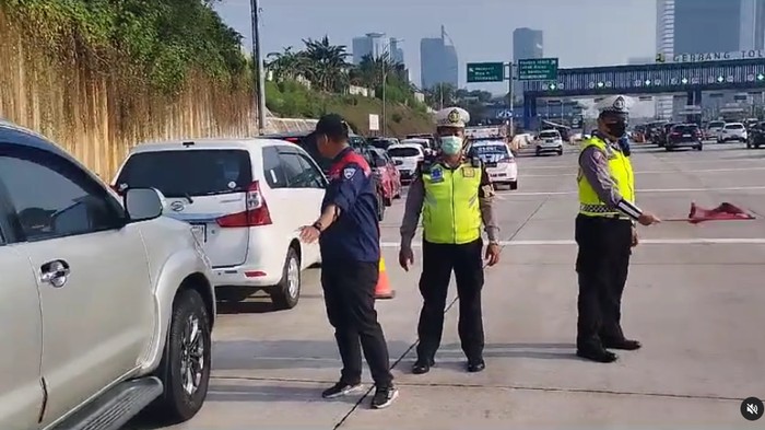Arus lalu lintas di Gerbang Tol Cilandak menuju Antasari, Jakarta Selatan, macet pagi ini.
