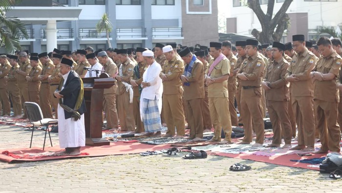 ASN Kota Serang gelar Salat Istisqa, Senin (16/10/2023).