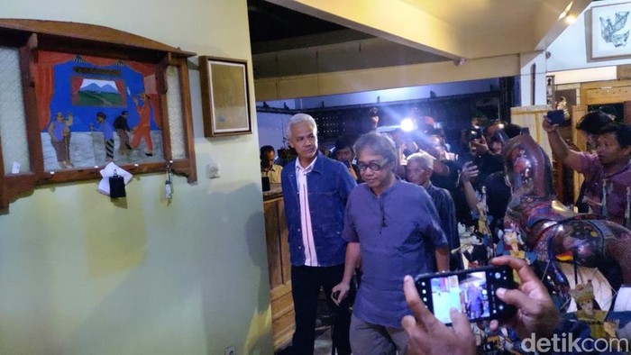 Bacapres Ganjar Pranowo saat mengunjungi kediaman Butet Kartaredjasa di Bantul, Senin (16/10/2023).