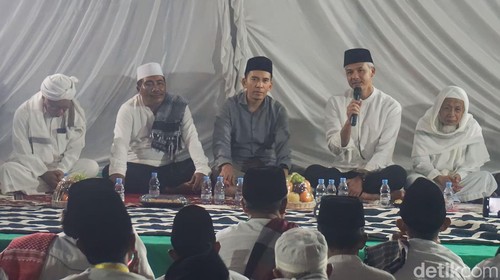 Bacapres Ganjar Pranowo saat mengunjungi  Ponpes Nurul Muhsinin, Lombok Tengah pada Minggu (15/10/2023) malam. (Helmy Akbar/detikBali)