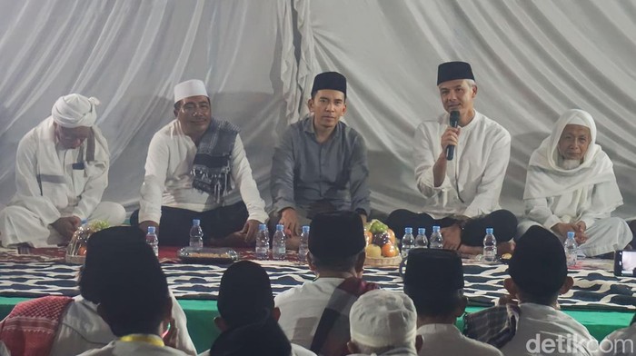 Bacapres Ganjar Pranowo saat mengunjungi  Ponpes Nurul Muhsinin, Lombok Tengah pada Minggu (15/10/2023) malam. (Helmy Akbar/detikBali)