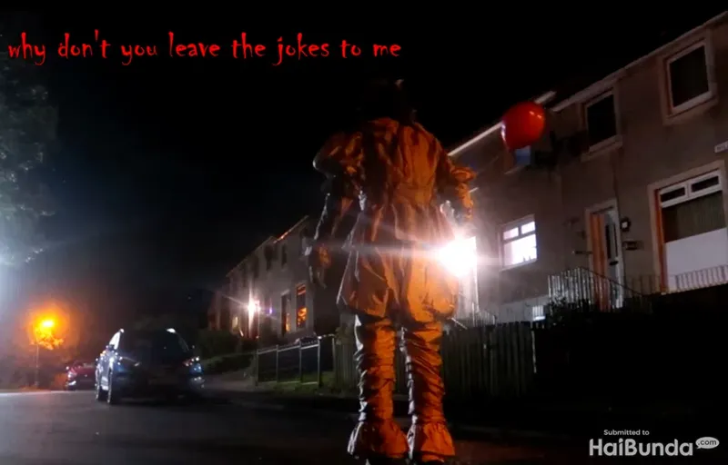 Badut seram misterius meneror kota di Skotlandia dan menantang polisi untuk menangkapnya. Penampilannya mirip dengan badut Pennywise the Dancing Clown.