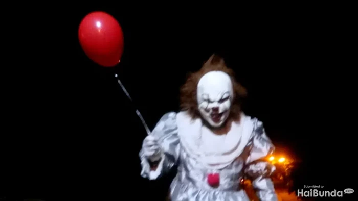 Badut seram misterius meneror kota di Skotlandia dan menantang polisi untuk menangkapnya. Penampilannya mirip dengan badut Pennywise the Dancing Clown.