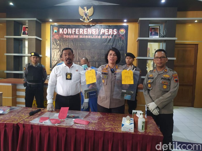 Barang bukti kasus penggelapan dan dua tersangka yang diamankan di Polres Magelang Kota, Senin (16/10/2023).