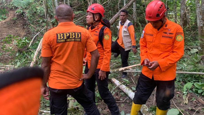 Basarnas Medan saat mencari 2 warga hilang tertimbun longsor.
