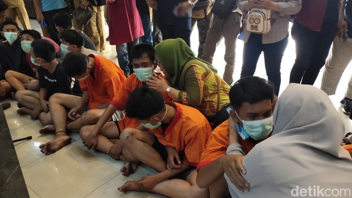 Belasan pelajar diamankan Polrestabes Palembang usai tawuran yang menewaskan 1 orang.