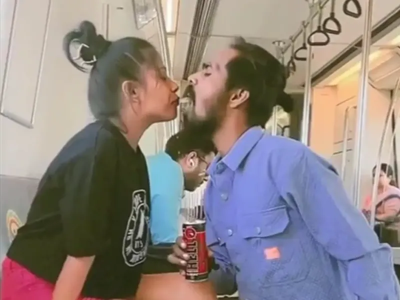 Bucin Banget! Wanita Ini Tuangkan Minuman dari Mulut untuk Kekasihnya di Kereta