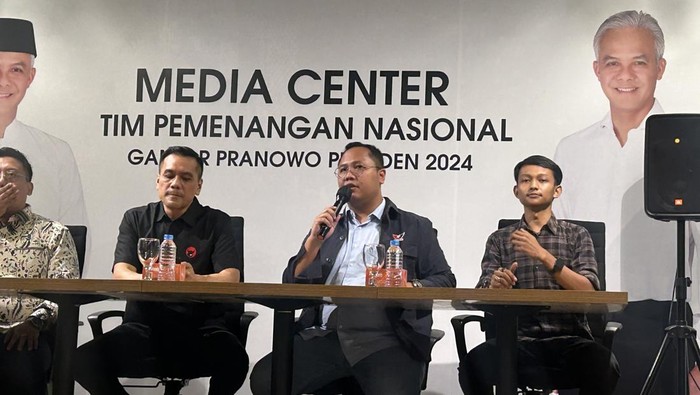 Juru bicara TPN Ganjar Chiko Hakim dan Tama S Langkun.