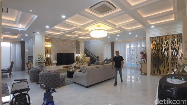 Dadang bos skincare Deviena di kediamannya di Palembang.