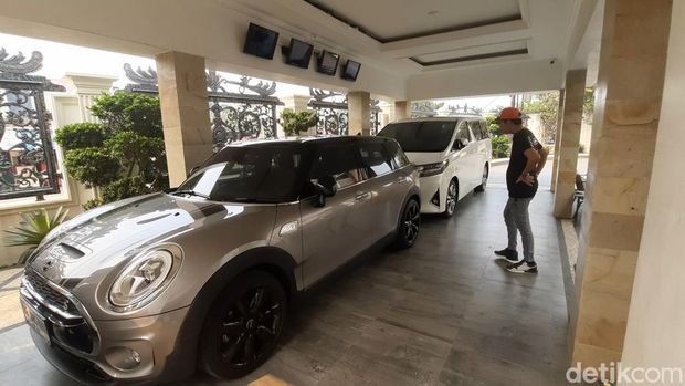 Dadang pemilik Ferrari bersama koleksi mobilnya yang lain.
