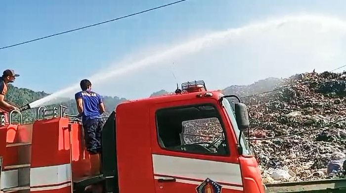 Damkar Klungkung menyemprotkan air pada gunungan sampah di TPA Sente Klungkung, Senin (16/10/2023). (Foto: Damkar Klungkung)