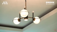 Dapurnya juga dilengkapi dengan lampu berbentuk unik. Berbentuk segitiga dengan empat bohlam. Foto: YouTube Atta Halilintar
