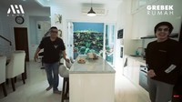 Secara keseluruhan, rumahnya didominasi dengan warna putih. Interiornya simpel, tapi tetap terlihat mewah. Salah satunya area dapurnya. Foto: YouTube Atta Halilintar