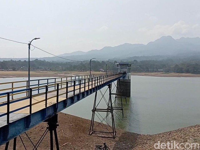 Debit air di Waduk Gembong, Kabupaten Pati, Jawa Tengah, menyusut, Senin (16/10/2023).