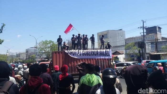 Demo di depan Kantor Gubernur Sulsel di Jalan Urip Sumoharjo, Makassar.