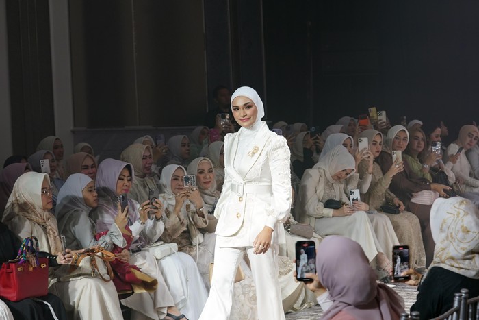 Desainer Ayu Dyah Andari berkolaborasi dengan Putri Zulkifli Hasan menggelar pagelaran busana bertajuk Rose and Beyond