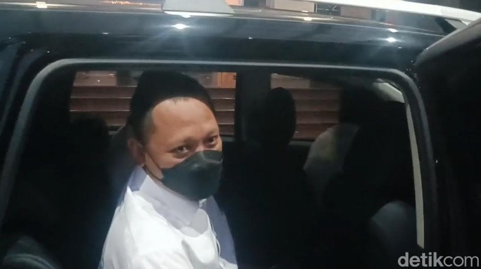 Direktur Dumas KPK Tomi Murtomo selesai menjalani pemeriksaan di Polda Metro soal dugaan pemerasan pimpinan KPK