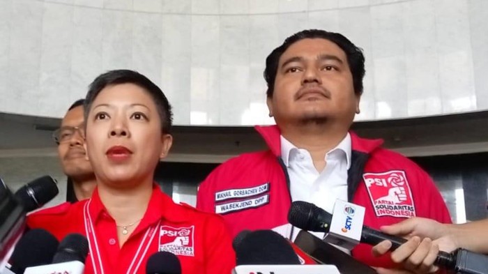 Direktur Lembaga Bantuan Hukum PSI, Francine Widjojo dan Wasekjen DPP PSI Mikhail Gorbachev Dom (Belia-detikcom)