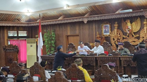 Sidang pemandangan umum fraksi-fraksi DPRD terkait dengan RAPBD tahun anggaran 2024, Senin (16/10/2023)