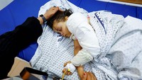 Fulla kini tinggal sebatang kara setelah 14 anggota keluarga, termasuk orang tuanya dan semua saudara kandungnya tewas dalam serangan udara Israel.  