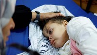 Fulla Al-Laham (4) kini dirawat didampingi neneknya di sebuah rumah sakit di Khan Younis, Sabtu (14/10/2023).