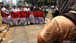 Dukung Cawapres 35 Tahun, Massa Berkaos Gibran Demo di Patung Kuda