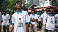 Sebagian massa menggunakan kaos bergambar Gibran Rakabuming Raka.   
