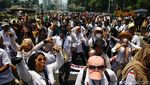 Dukung Cawapres 35 Tahun, Massa Berkaos Gibran Demo di Patung Kuda