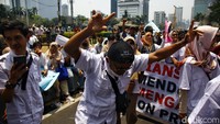 Selain itu pendukung lainnya juga melakukan aksi joget.