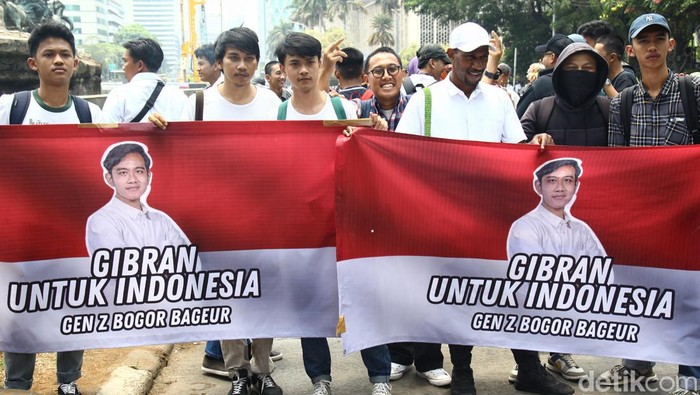 Sejumlah peserta aksi menggelar unjukrasa di kawasan Patung Kuda, Jakarta, Senin (16/10/2023).