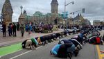 Dukung Palestina, Warga Kanada Salat Berjamaah di Depan Gedung Parlemen