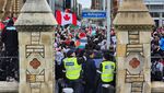Dukung Palestina, Warga Kanada Salat Berjamaah di Depan Gedung Parlemen