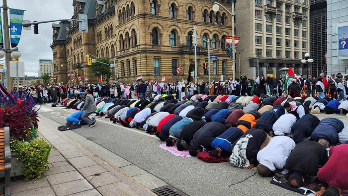 Dukung Palestina, Warga Kanada Salat Berjamaah di Depan Gedung Parlemen People pray in front of Parliament Hill in support of Palestinians, as Israeli troops prepared to move into the Gaza Strip in pursuit of Hamas militants who had rampaged through Israeli towns, in Ottawa, Ontario, Canada October 15, 2023. REUTERS/Ismail Shakil