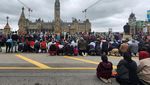 Dukung Palestina, Warga Kanada Salat Berjamaah di Depan Gedung Parlemen
