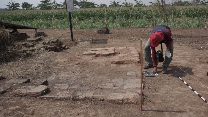Angota Tim Balai Pelestarian Kebudayaan (BPK) Wilayah XI Jatim melakukan ekskavasi di situs Watu Kucur, Desa Dukuhdimoro, Kabupaten Jombang, Jawa Timur, Senin (16/10/2023). Penggalian arkeologi tahap dua di situs yang terletak di perkebunan tebu itu sejak 11 Oktober 2023 untuk menyingkap potensi arkeologis yang belum terungkap di sekitar struktur utama serta menata area situs agar lebih tertata untuk kepentingan edukasi. ANTARA FOTO/Syaiful Arif/tom.