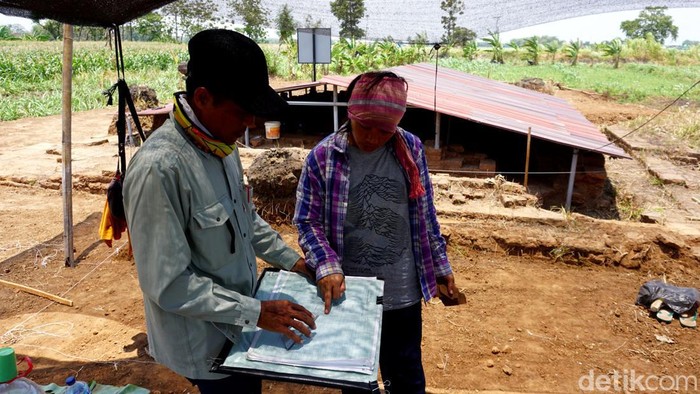 Ekskavasi Situs Watu Kucur Jombang yang diduga menemukan tangga bangunan suci pra-Majapahit.