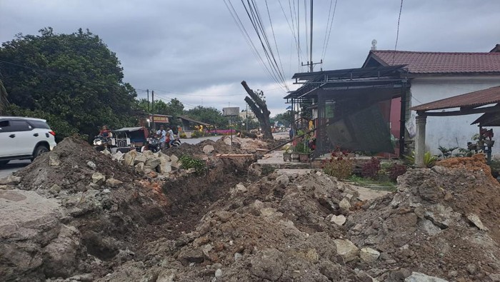 Foto: Bangunan drainase di Batu Bara yang sempat terhalang bangunan teras rumah warga sesudah di bongkar. (Istimewa)