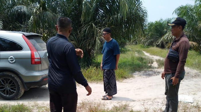 Foto: Tersangka kasus korupsi pupuk di Siak pelesiran ke kebun sawit (Istimewa).