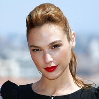 Fast & Furious lah yang membuat nama Gal Gadot melambung. Aktris 38 tahun itu pun tak hanya sekali membintangi Fast & Furious. Dia main di Fast Five, Fast & Furious 6, Furious 7 hingga terbaru di 2023 ini menjadi cameo di Fast X. Foto: ASSOCIATED PRESS/CLAUDE PARIS