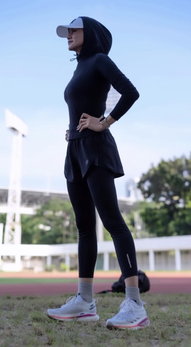 Warna hitam tampaknya menjadi andalan Olla Ramlan saat olahraga agar tidak jiplak saat berkeringat. Terkadang ia memadukan setelan jaket dan legging dengan celana pendek untuk menyamarkan bagian bokong. Foto: Dok. Instagram @ollaramlan