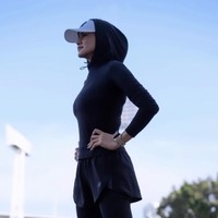 Warna hitam tampaknya menjadi andalan Olla Ramlan saat olahraga agar tidak jiplak saat berkeringat. Terkadang ia memadukan setelan jaket dan legging dengan celana pendek untuk menyamarkan bagian bokong. Foto: Dok. Instagram @ollaramlan