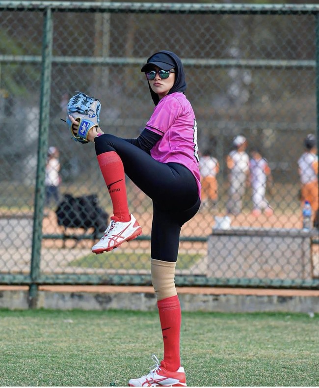 Bahkan Olla Ramlan juga memadukan setelan jaket dan legging dengan kaos yang menyamarkan bentuk tubuh. Paduan jaket dan legging hitam dengan luaran warna solid bisa membuat penampilan lebih atraktif. Foto: Dok. Instagram @ollaramlan