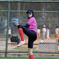 Bahkan Olla Ramlan juga memadukan setelan jaket dan legging dengan kaos yang menyamarkan bentuk tubuh. Paduan jaket dan legging hitam dengan luaran warna solid bisa membuat penampilan lebih atraktif. Foto: Dok. Instagram @ollaramlan