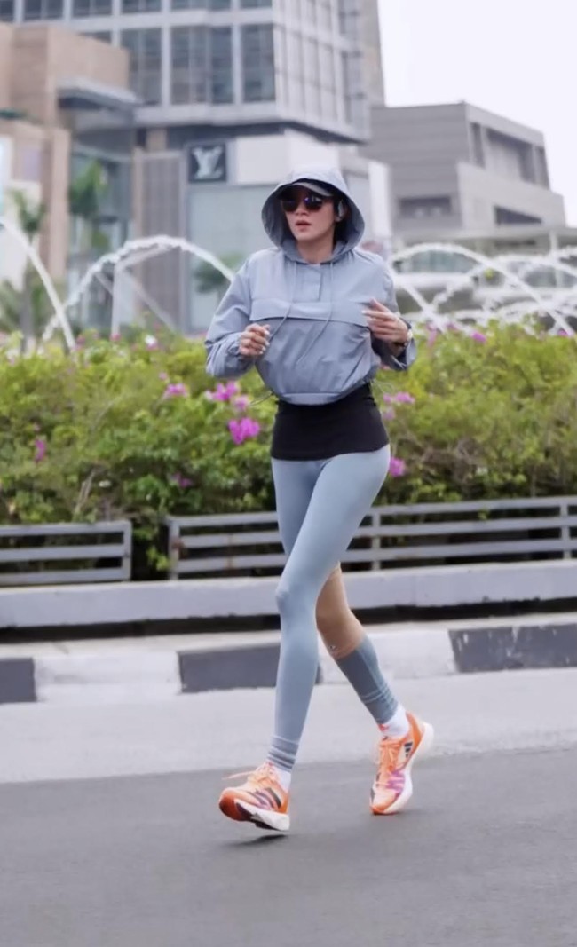 Olla Ramlan juga pernah mengenakan cropped jacket dengan hoodie yang dipadukan kaos sebagai dalamannya. Dibanding ciput, ia menggantinya dengan topi olahraga. Foto: Dok. Instagram @ollaramlan