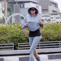 Olla Ramlan juga pernah mengenakan cropped jacket dengan hoodie yang dipadukan kaos sebagai dalamannya. Dibanding ciput, ia menggantinya dengan topi olahraga. Foto: Dok. Instagram @ollaramlan