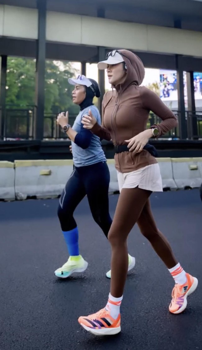 Warna gelap seperti cokelat juga menjadi andalan saat olahraga. Tak lupa sepatu olahraga yang kontras untuk tampil lebih atraktif.  Foto: Dok. Instagram @ollaramlan