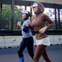 Warna gelap seperti cokelat juga menjadi andalan saat olahraga. Tak lupa sepatu olahraga yang kontras untuk tampil lebih atraktif.  Foto: Dok. Instagram @ollaramlan