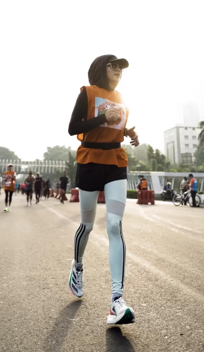 Selain kaos dan celana pendek, terkadang Olla Ramlan memakai vest sebagai penyamar bentuk tubuh. Foto: Dok. Instagram @ollaramlan