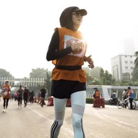 Selain kaos dan celana pendek, terkadang Olla Ramlan memakai vest sebagai penyamar bentuk tubuh. Foto: Dok. Instagram @ollaramlan