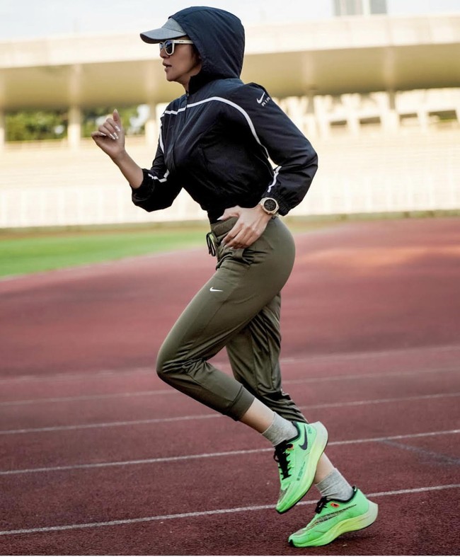 Selain legging, celana training juga kerap digunakan Olla Ramlan saat olahraga. Ia tetap memadukannya dengan jaket hoodie sebagai pengganti hijabnya. Foto: Dok. Instagram @ollaramlan